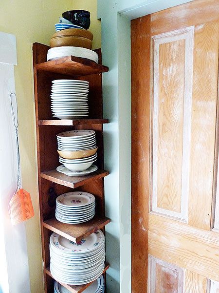 corner storage Tiny Kitchen Open Shelving, Small Kitchen No Cabinets Storage Ideas, Shelves In Small Kitchen, Tiny Living Space Ideas, Fridge Top Storage, Diy Corner Shelves, Kitchen Corner Shelves, Tiny House Closet, Tiny House Organization