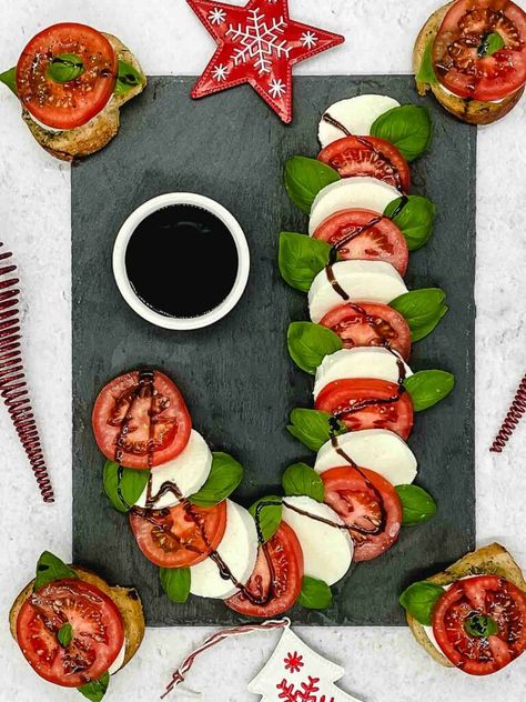 This holiday season, wow your guests with a unique and festive appetizer! Our Caprese candy cane appetizer is perfect for any holiday gathering. Made with fresh mozzarella, tomatoes, and basil, these bite-sized canapés are both delicious and beautiful. Serve them on a platter with a drizzle of balsamic glaze or olive oil for a fun and tasty… The post Caprese candy cane appeared first on Splash of Taste - Easy Vegetarian Recipes. Caprese Candy Cane Appetizer, Mozzarella Tomato Basil Candy Cane, Tomato And Mozzarella Candy Cane, Candy Cane Tomato Mozzarella, Tomato Mozzarella Candy Cane, Sliced Mozzarella Appetizers, Tomato Basil And Mozzarella Appetizers, Candy Cane Mozzarella Tomato, Caprese Wreath Appetizer