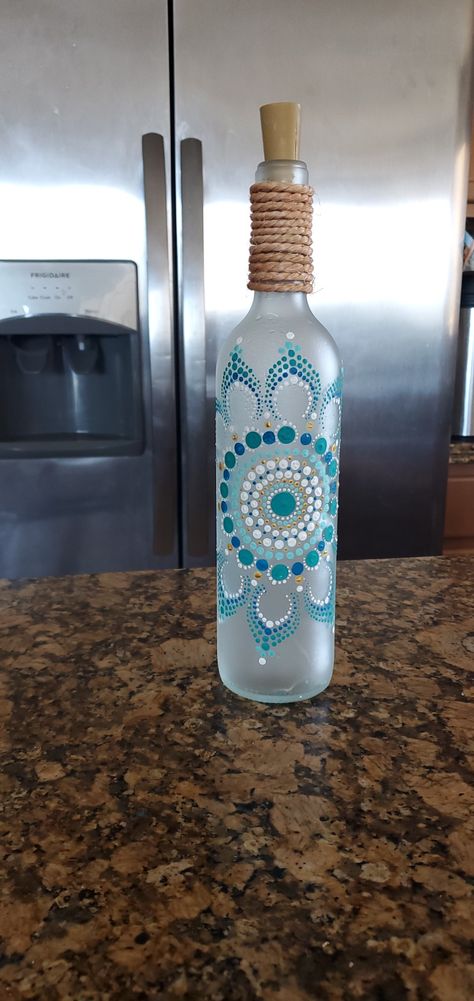 Mandala Mandala Wine Bottle, Mandala On Wine Bottle, Dot Painting Bottles, Bottle Dot Art, Dot Painting On Bottles, Bottle Dot Painting, Mandala Art Bottle, Bottle Mandala Art, Mandala Bottle Painting