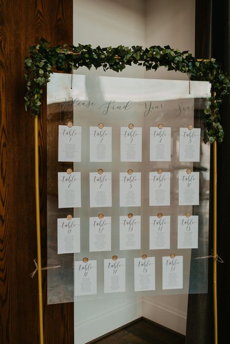 Clear Seating Chart Wedding, Wedding Seating Chart Ideas Acrylic, Green Seating Chart Wedding, Sitting Charts For Weddings, Seating Chart Arch, Wedding Sitting Chart, Green Wedding Seating Chart, Wedding Sitting Plan, Acrylic Seating Chart Wedding