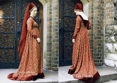 Burgundian Houppelande (http://www.historical-costumes.eu/de/Mittelalter.html) 15th Century Gown, 15th Century Clothing, Medieval Era, Medieval Garb, Medieval Clothes, Medieval Woman, Dress History, Medieval Costume, Gold Belt