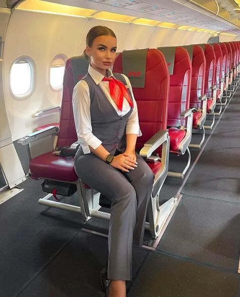 ALMERIA AUXILIAR DE VUELO/TCP (@almeria_auxiliar_de_vuelo_tcp) • Instagram photos and videos Air Hostess Dress, Delta Flight Attendant, Delta Flight, Flight Attendant Fashion, Flight Attendant Life, Air Hostess, Fashion Glamour, Civil Aviation, Modern Trend