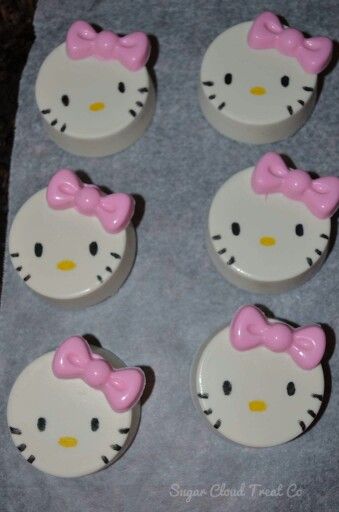 Oreo hello kitty Hello Kitty Treats Diy, Oreo Cookie Dipped In Chocolate, Hello Kitty Pretzel Rods, Hello Kitty Baked Goods, Birthday Dipped Oreos, Hello Kitty Chocolate Covered Oreos, Hello Kitty Cakesicle, Hello Kitty Treats Sweets, Oreo Cookie Decorating Ideas