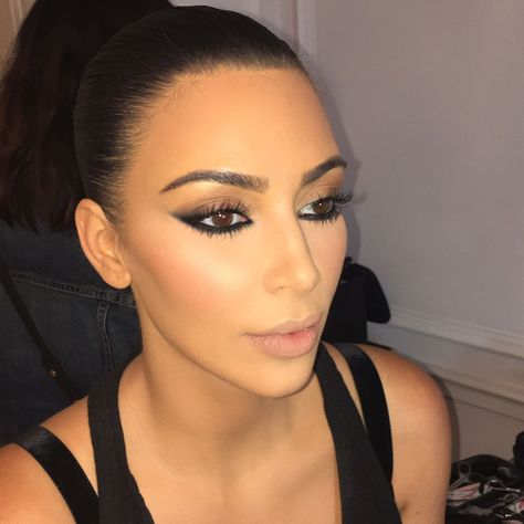 Throwback to this reverse smokey eye look in Cannes last year. Now a very popular trend on social media ♥️ swipe through to see some BTS #MakeupByMario #kimkardashian hair @jenatkinhair Reverse Smokey Eye, Estilo Kim Kardashian, Wedding Makeup For Brunettes, Kardashian Makeup, Kim Kardashian Makeup, Brunette Makeup, Beauty Make-up, Pinterest Makeup, Perfect Eyebrows