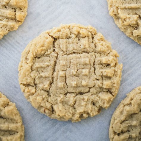 Crumbl Peanut Butter Cookies, Crumbl Peanut Butter, Sarah Kieffer, Cookie Peanut Butter, Vanilla Bean Blog, Peanut Butter Cookie Bars, Crumble Cookie Recipe, Brownies Cake, Crumble Cookie