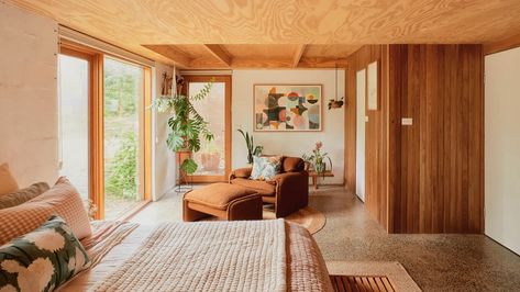 California Beach House Bedroom, 80s House Interior, Timber Bench Seat, Mid Century Modern Homes, Mid Century Renovation, Wall Sheets, Pop And Scott, Louise Jones, Beige Palette