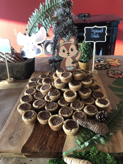 Woodland Theme Shower Food, Woodland Decorations Forest Theme, Woodland Theme Food Ideas Dessert Tables, Baby Shower Food Woodland Theme, Woodsy Baby Shower Ideas, Forest Friends Baby Shower Ideas, Forest Animals Baby Shower Ideas, Forest Abimal Baby Shower, Woodsy Baby Showers