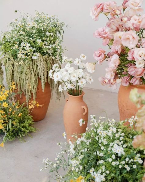 flower pot, urn and baby's-breath Ceremony Florals, Floral Vases, Arrangement Flower, Venue Inspiration, Floral Trends, Cabo Weddings, Wedding Venue Inspiration, Wedding Vases, Floral Inspiration