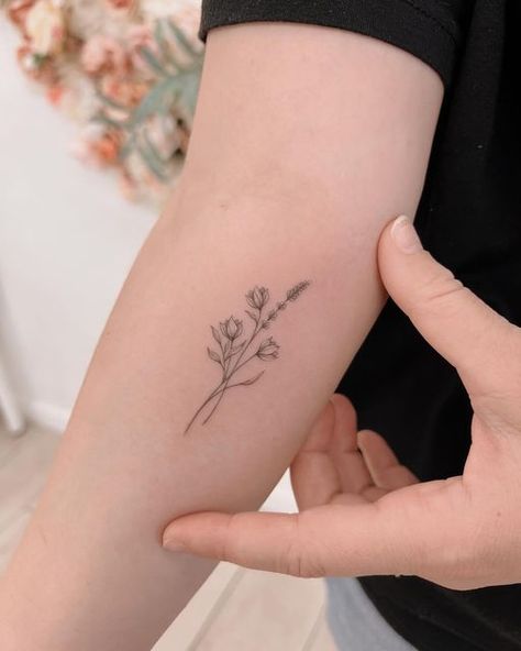 Bouquet Of Flowers Fine Line Tattoo, Simple Flower Bouquet Tattoo, Tulip Bouquet Tattoo, Tattoo Simple Flower, Flower Boquettes Tattoos, Tattoo Flower Bouquet, Fineline Floral Tattoo, Floral Bouquet Tattoo, Flower Tattoo Simple