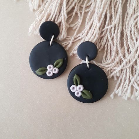 Black Flower Polymer Clay Earrings, Small Dish Painting Ideas, Black Clay Earrings Diy, Clay Earrings With Flowers, Polymer Clay Black Earrings, Polymer Keychain Ideas, Simple Polymer Clay Earrings Ideas, Polymer Clay Earrings Flowers, Fimo Earrings Ideas