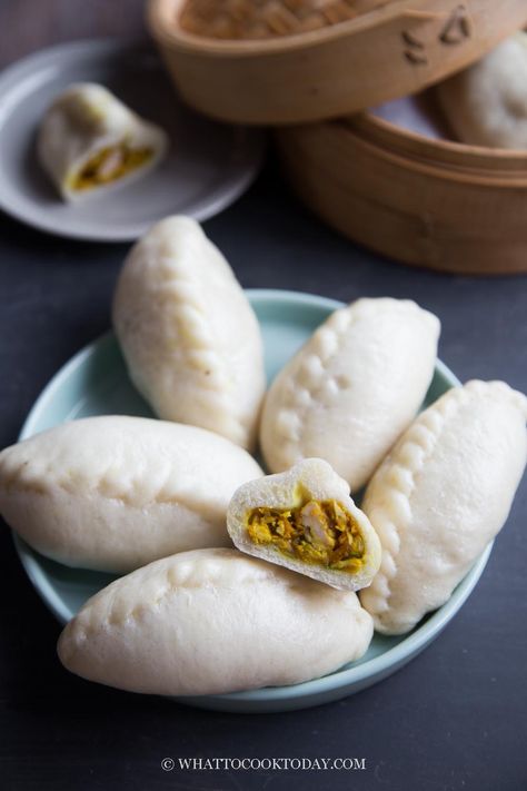 Soft pillowy steamed buns are filled with curry chicken filling. They are shaped like the traditional curry puff pastry. The puff pastry shell is replaced with soft and pillowy steamed buns/bao zi. Bao Zi, Picnic Restaurant, Chinese Bun, Curry Puffs, Chicken Buns, Puff Pastry Shells, Asian Bakery, Curry Puff, Dim Sum Dumplings