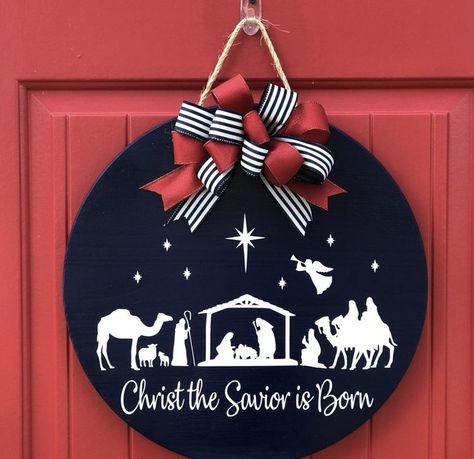 Christmas Door Hangers, Nativity Wood, Hanger Christmas, Door Hanger Christmas, Front Door Christmas Decorations, Idee Cricut, Door Signs Diy, Christmas Door Hanger, Christmas Wood Crafts