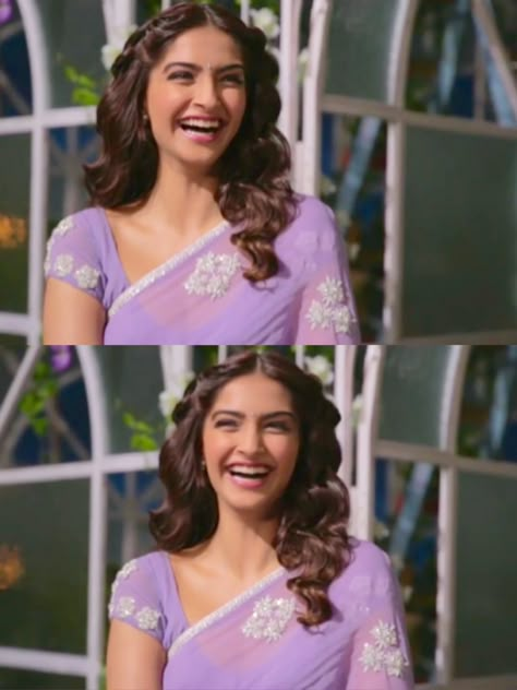 Lavender Saree Makeup Look, Lavender Sarees, Sonam Kapoor Saree, Lavender Saree, Saree Jacket Designs, Bridal Sari, Cotton Saree Blouse Designs, Dark Brunette Hair, Simple Saree Designs