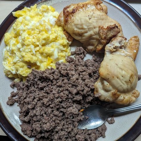 Carnivore Aesthetic, Ground Beef And Eggs, Beef And Eggs, Animal Diet, Caveman Diet Recipes, Cooking Beef, Healthy Weight Gain Foods, Real Food Diet, Primal Diet