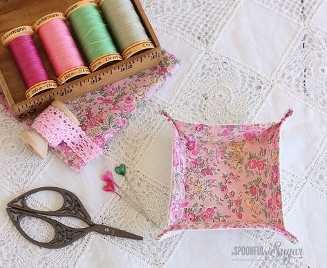 Charm Square Fabric Tray - A Spoonful of Sugar Fabric Tray, Simple Sewing Tutorial, Fat Quarter Projects, Square Fabric, Sewing Magazines, Japanese Sewing, Sew Ins, Sewing Table, Fabric Baskets