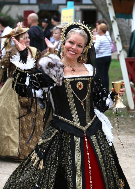 Renaissance faire Elizabethan Clothing, Renn Faire, Elizabethan Fashion, Tudor Dress, Elizabethan Era, Medieval Garb, Ren Fair, Fest Outfits, Period Clothing