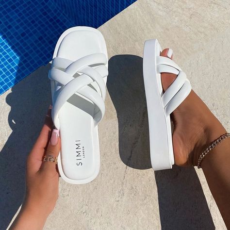 Sandals Outfit Women, White Sandals Outfit, Oriflame Beauty Products, White Slippers, Pretty Sandals, Clothing Guide, Sandals Outfit, Slippers For Women, Flatform Sandals