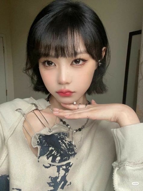 Short Asian Haircut With Bangs, Short Korean Hair With Bangs, Asian Bob Haircut With Bangs, Tomboy Bob Haircut, Asian Bangs Haircut, Short Bob Korean, Ulzzang Short Hair With Bangs, Short Black Hair Asian, Korean Bob Cut With Bangs