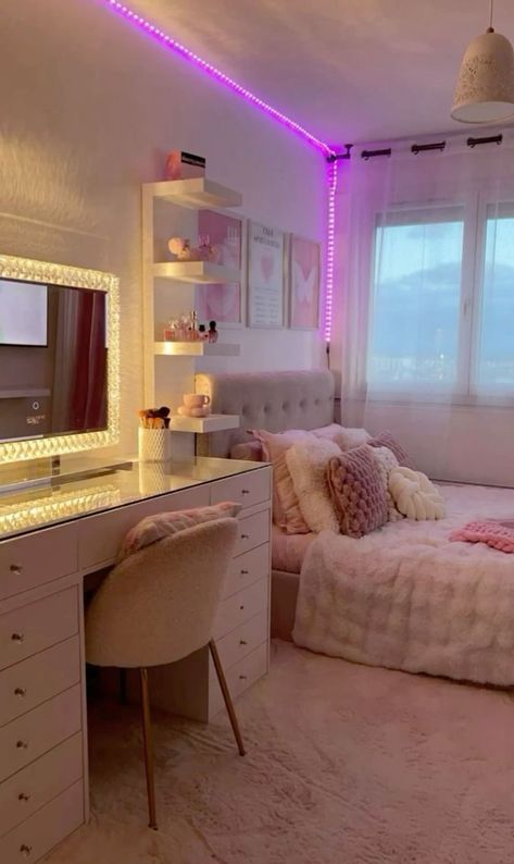 That Girl Room Ideas, Room Ideas With Desk, Cute Small Rooms, Things To Put In Your Room, New Room Ideas Bedrooms, Teen Room Decor Small Rooms, That Girl Room, Pink And White Room Ideas