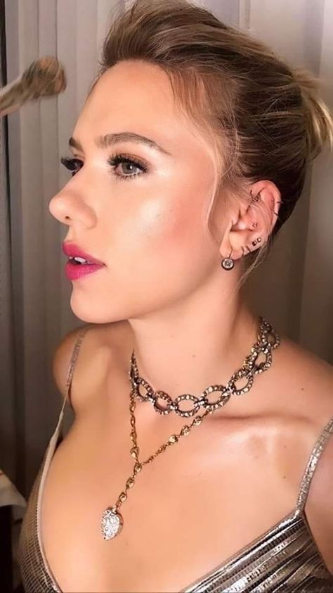 Scar Jo Ear Piercings, Ear Piercings Scarlett Johanson, Natasha Romanoff Piercing, Scarlett Johansson Ear Piercing, Simple Hairstyles For Graduation, Hairstyles For Graduation, Scarlette Johanson, Celebrity Piercings, Scarlet Johanson