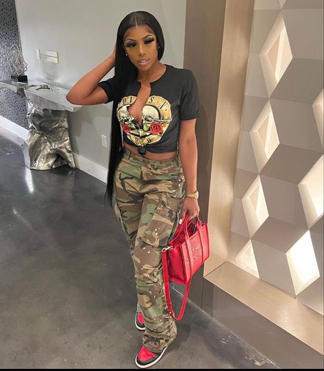 Jordan 1 Outfit Women Concert, Concert Outfit Ideas With Sneakers, Cute Dope Outfits, Halal Outfits, Cargo Pants Women Outfit, Concerts Outfits, Camouflage Fashion, Swag Ideas, Sneaker Outfits Women