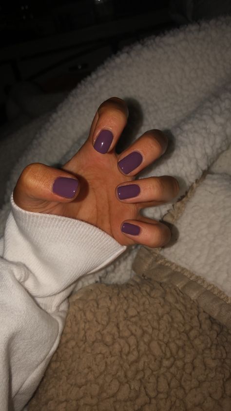 Short Nail Colours, Nail Ideas Dark Blue, Nails Round Short, Gel Nails Round, Simple Elegant Nail Designs, Nails For May, Short Dip Nails, December Nails Ideas, Winter Gel Nails