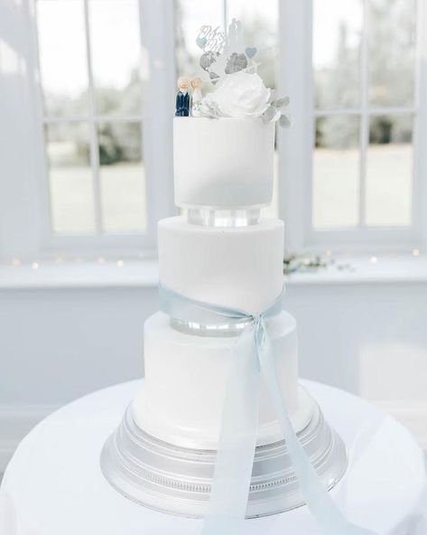 Iced Delights Cakes ✨ on Instagram: “G E M M A & S T U A R T ☁️ Congratulations to the lovely Gemma & Stuart on their wedding day on Thursday at @swynfordmanor ✨ . The softest…” Wedding Cake Risers, Cake Spacer, Prince Baby Shower Cake, Gold Shelf Brackets, Gold And White Cake, Cake Riser, Transparent Cake, Birthday Cake Stand, Anti Gravity Cake