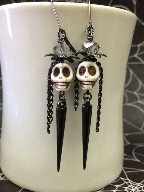 Skull Tassel Earrings, Diy Skull Earrings, Creepy Jewelry Diy, Skull Jewelry Diy, Skull Bead Earrings, Diy Skull Jewelry, Beaded Halloween Earrings Diy, Beaded Skull Earrings, Skill Earrings