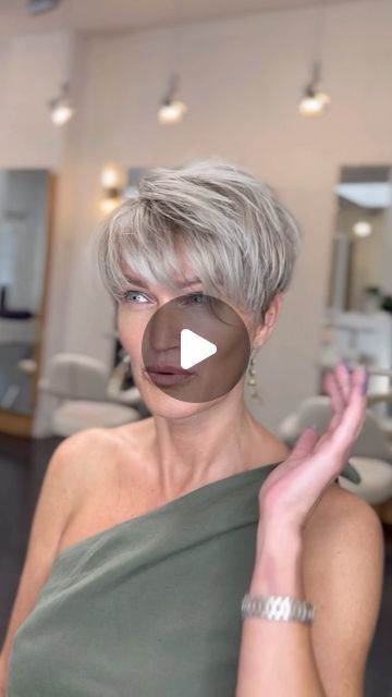 Short Platinum Blonde Hair, Kort Bob, Chic Short Haircuts, Short Sassy Haircuts, Sassy Haircuts, Blonde Pixie Hair, Short Hair Pixie Cuts, Pixie Haircut For Thick Hair, Messy Short Hair