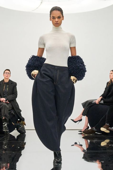 Alaïa Fall 2024 Ready-to-Wear Collection | Vogue Jeans Trend, Azzedine Alaia, Moda Paris, Pat Mcgrath, Denim Trends, Fall 2024, Denim Outfit, Primavera Estate, Autumn Summer