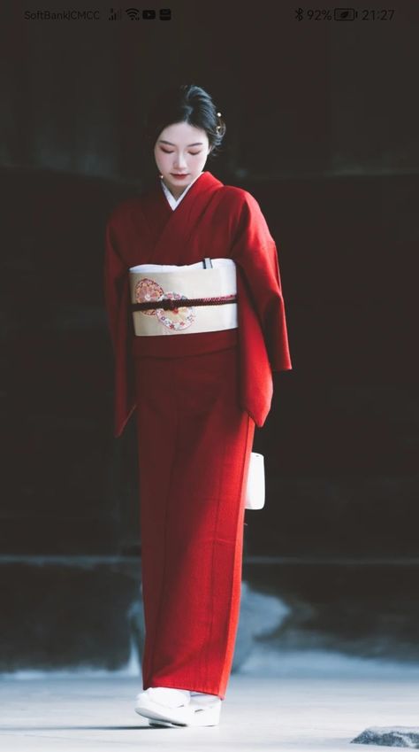 Red Kimono Traditional, Traditional Japanese Clothing Woman, Outfits For Japan, Japan Outfits, Japanese Traditional Clothing, Japanese Costume, Kimono Japan, Red Kimono, Traditional Japanese Kimono