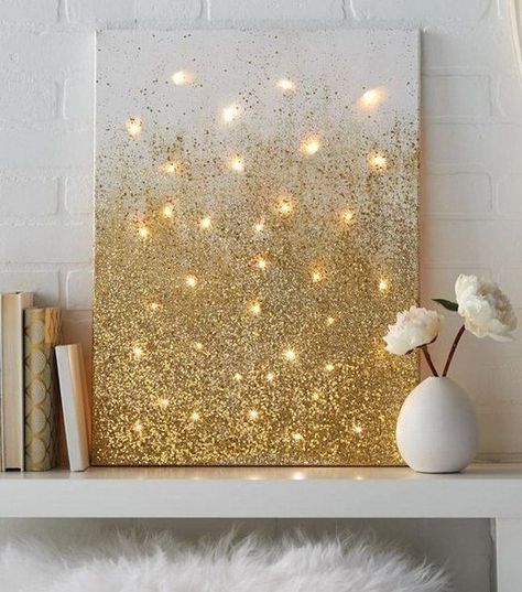 Brighten up your home with another take on the fairy lights canvas but with a touch of glam. Coat a canvas frame with glue and a generous dose of gold glitter to achieve this look Fairy Lights Diy, Cuadros Diy, Diy Home Decor For Apartments, Easy Room Decor, Diy Lampe, Diy Wand, Decor Ikea, Dekor Diy, Gold Spray Paint