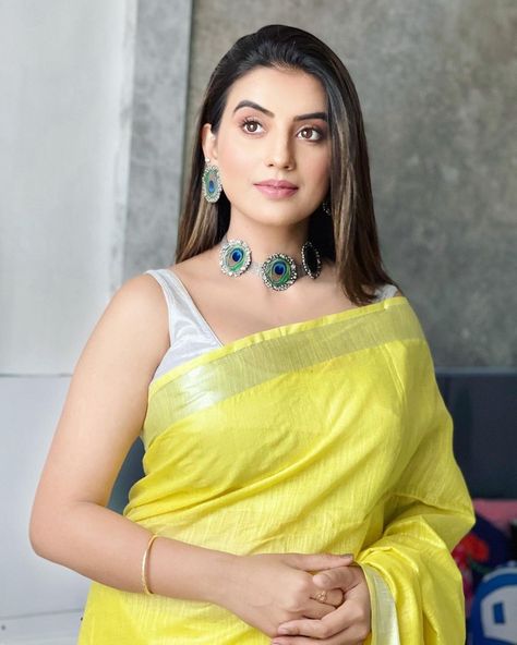 Akshara Singh Akshra Singh, Indian Jewellery Design, Blonde Beauty, Indian Jewellery, Ethnic Fashion, Yellow Dress, Designs To Draw, Blonde, Saree