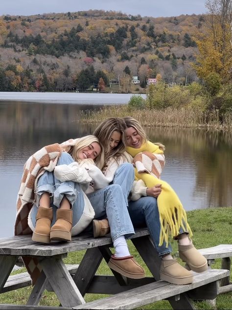 Cabin Autumn Aesthetic, Mountain Photoshoot Friends, Cabin Weekend With Friends, Winter Photo Aesthetic, Cabin Fall Aesthetic, Winter Trio Pics, Winter Friend Photoshoot, Fall Outdoor Aesthetic, Fall Girls Trip Aesthetic