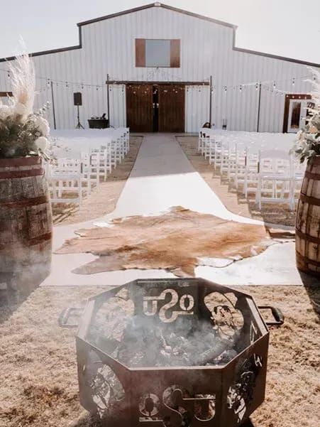 Rodeo Arena Wedding, Modern Cowboy Wedding, Modern Country Wedding Ideas, Field Wedding Ideas, Modern Western Wedding, Ranch Wedding Ideas, Modern Farmhouse Wedding, Farm Style Wedding, Western Wedding Decorations