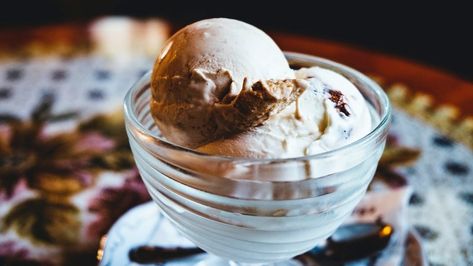 5 Dash Ice Cream Maker Recipes and Tips, Exploring Delicious Creations Hemgjord Glass, Dessert Thermomix, Ice Cream For Breakfast, Ice Cream Maker Recipes, Chocolate Chip Ice Cream, Homemade Coffee, Eating Ice Cream, Baskin Robbins, Milk Shakes