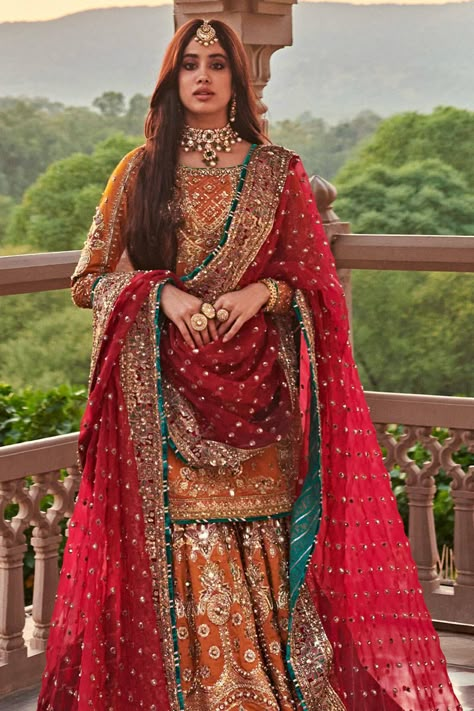 Mohsin Naveed Ranjha Design Studio. Gul-E-Maryam Sonam Kapoor Wedding Lehenga, Sonam Kapoor Bridal Look, Bollywood Brides Outfits, Sonam Kapoor Wedding, Bollywood Brides, Orang India, Indian Bridal Lehenga, Red Lehenga, Patiala Salwar