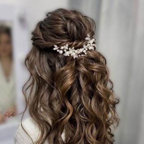 Enhance your bridal look with the mesmerizing Rhinestone and Pearl Bridal Hair Piece. This delicate hairband is crafted with precision, using high-quality rhinestones, radiant pearls, and a stunning alloy blend. Measuring approximately 11 inches in length and 1.5 inches in width, this hair piece strikes the perfect balance of size and elegance. It's the perfect accessory for various special occasions like weddings, engagements, proms, evening parties, honeymoons, anniversaries, birthdays, and fe Prom Hairstyles Long Brown Hair, Long Bride Hair, Bridal Hair With Hairband, Bridal Hair Pieces Hair Down, Hairstyles With Jewels, Wedding Hair Pearls, Princess Wedding Hair, Long Curly Wedding Hair, Hair Accessories For Bride