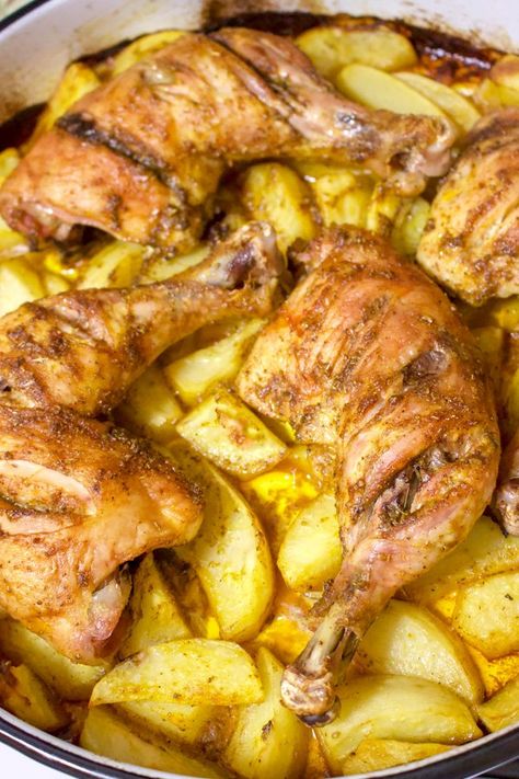 This roasted chicken and potatoes dish is the perfect dish for a Sunday family meal. Easy to make, delicious and perfect to feed a crowd. Ideas With Potatoes, Dinner Ideas With Potatoes, Potatoes Ideas, Potatoes And Chicken, Easy Baked Chicken Breast, Romanian Recipes, Roasted Chicken And Potatoes, Chicken And Potatoes, Family Fresh Meals