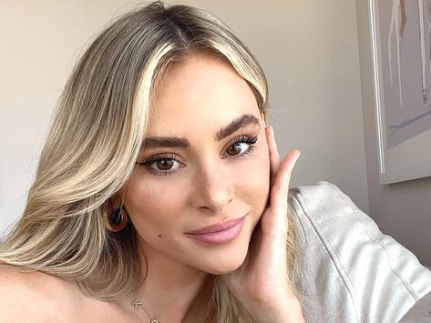 The Bachelor alum Amanda Stanton has revealed why she lets her pre-teen children swear and just so happens to view cursing as "fine." Andi Dorfman, Amanda Stanton, Ben Higgins, Jojo Fletcher, The Bachelor, She Girl, Taylor Swift Songs, Reality Tv Shows, Tv News