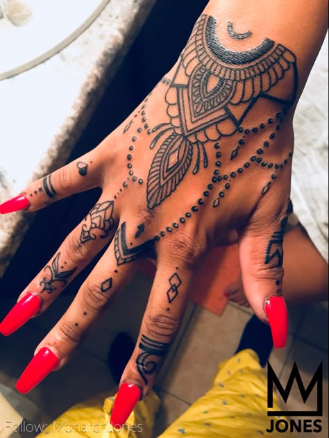 Mandala Hand Tattoos, Henna Inspired Tattoos, Hand Tattoos For Girls, Hand And Finger Tattoos, Cute Hand Tattoos, Boho Tattoos, Pretty Hand Tattoos, Henna Tattoo Hand, Finger Tattoo Designs