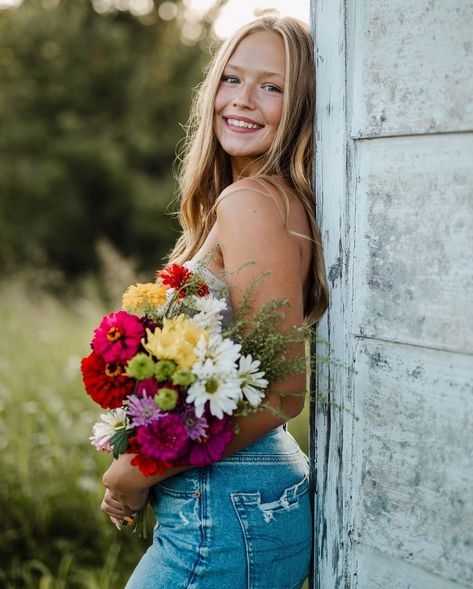 Senior Photos Bouquet, Senior Pictures Bouquet, Photoshoot With Flowers Bouquets, Photos With Bouquet Of Flowers, Senior Photos Flower Bouquet, Senior Photos With Bouquet, Dock Senior Pictures, Pics With Flowers, Senior Pictures With Flowers