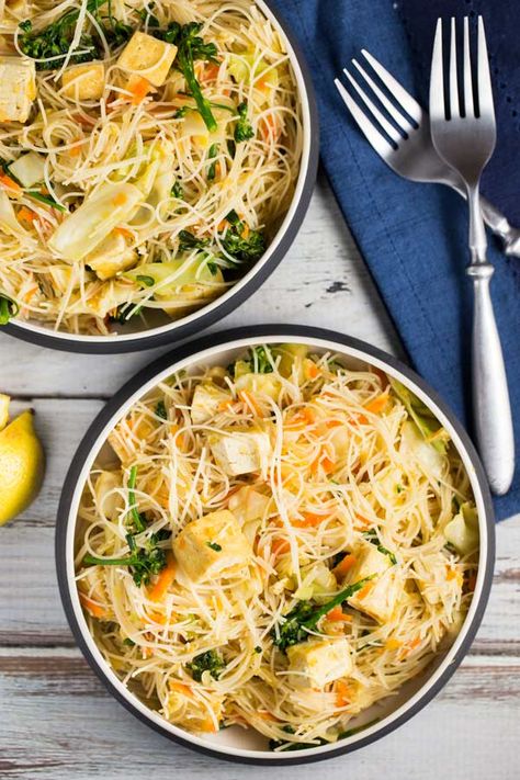 This popular Filipino noodle dish, called Pancit, is surprisingly simple to make and full of flavor. It's also super healthy!! Pasta Vegetarian, Noodle Dish, Super Healthy, Meatless Monday, Meatless Meals, Asian Dishes, Vegan Eating, Popular Recipes, Vegan Dinners