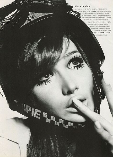 60s Photoshoot, Vintage Editorials, Vogue France, Original Supermodels, Editorial Shoot, 90s Models, Carla Bruni, 90's Fashion, Model Aesthetic