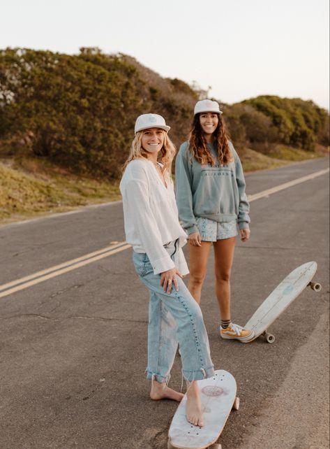 West Coast Skater Style, Surf Girl Outfits, Skater Friends, Surfer Girl Outfits, Skate Outfit, Surf Girl Style, Skate Fits, Beach Girl Aesthetic, Surfer Dude