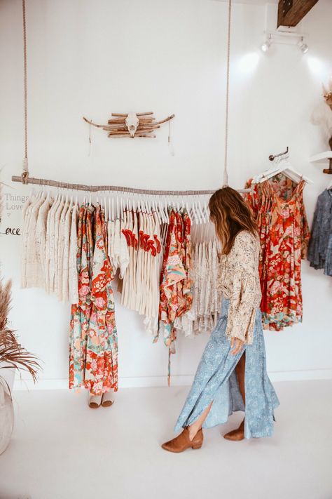 Jewelry Cheap, Store Design Boutique, Clothing Displays, Boutique Decor, Estilo Boho Chic, Stylish Women Fashion, Clothes Rail, Fashion Boho, Ootd Summer