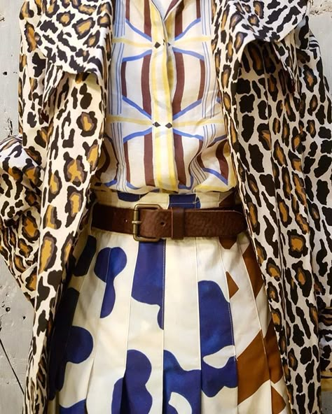 Mixed Patterns Outfit, Mix Prints Outfit, Power Clashing, Bohemian Fall Outfits, Mixing Patterns Fashion, Gigi Fashion, Pattern Mixing Outfits, Mixed Prints Outfit, Mixing Prints Fashion