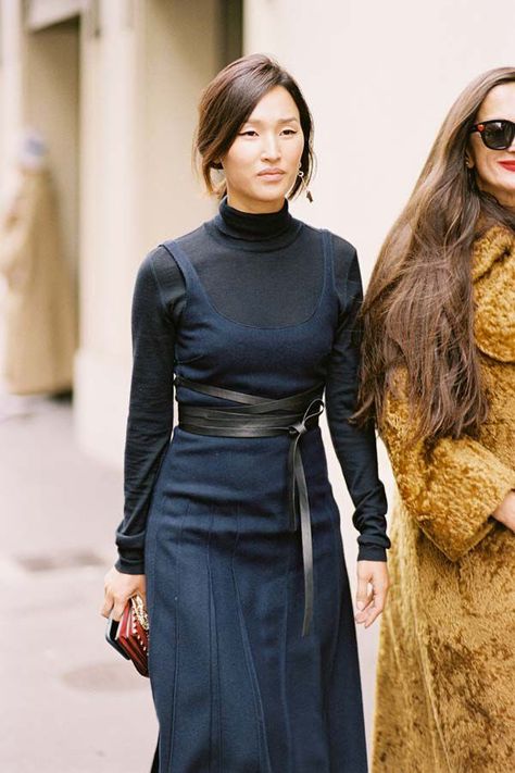 Why Black and Navy Are Actually the Best Color Pairing Navy Outfit, Summer Work Outfits, All Black Outfit, Casual Summer Dresses, Look Chic, Paris Fashion, Black And Navy, Paris Fashion Week, Work Outfit