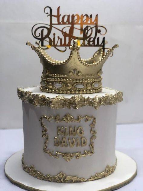 A large crown emblazoned with the words “King” atop the cake will undoubtedly be the icing on the cake for your king-like hubby. Crown Cakes For Men, King Cakes For Men, King Themed Birthday Party For Men, King Party Theme For Men, King Birthday Theme For Men, King Crown Cake For Men, King Theme Cake For Man, King Cake Design For Men, Happy Birthday King Cake