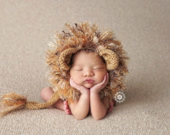 Safari Newborn Photoshoot, Lion Newborn Photography, Safari Newborn Photography, Crochet Baby Costumes, Baby Boy Newborn Pictures, Lion Hat, Newborn Photos Boy, Foto Newborn, Newborn Photography Boy